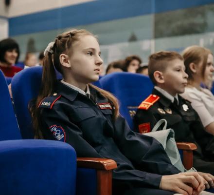 «Нет в России семьи такой, где б не памятен был свой герой».