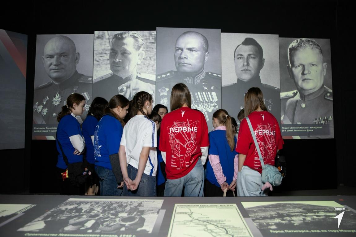 Движение Первых посетили экспозиции 